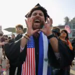 Estudiantes de Harvard protestaron contra los recortes millonarios de Trump y la amenaza de expulsión a extranjeros