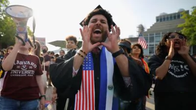 Estudiantes de Harvard protestaron contra los recortes millonarios de Trump y la amenaza de expulsión a extranjeros