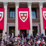 Harvard vuelve a denunciar a Trump tras prohibirle matricular a estudiantes extranjeros