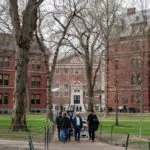 Jueza federal bloquea intento de Trump de expulsar estudiantes extranjeros de Harvard