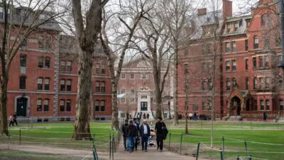 Jueza federal bloquea intento de Trump de expulsar estudiantes extranjeros de Harvard