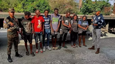 Ejército descubre inmigrantes indocumentados ocultos debajo de la cola de una patana en Azua