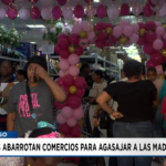 Apresurados, consumidores abarrotan comercios en la víspera del Día de las Madres