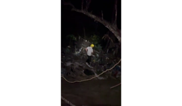 Denuncian aguas negras y heces fecales por drenaje tapado en sector 30 de Mayo