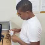 Joven recibe su cédula tras casi una década de espera por error en su acta de nacimiento