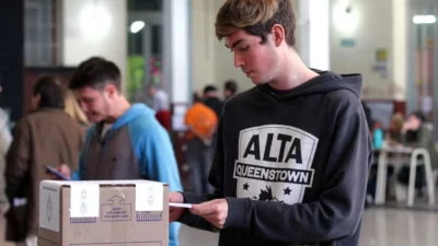 Secretario de Estado español dice que rebajar voto a los 16 años empodera a los jóvenes