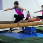 Padres y madres de gimnastas se solidarizan con madre que denunció acoso de entrenador; exigen justicia