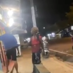 Mujer amenaza con cuchillo a hombre por 200 pesos en Monte Plata