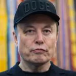 Musk luce un moretón en el ojo en su despedida y lo atribuye a un puñetazo de su hijo