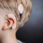 Se reanudan operaciones de implantes cocleares para menores con hipoacusia severa profunda