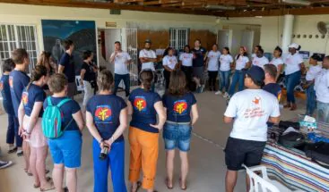 Mujer de 88 años recibe el primer implante de chip biónico en el ojo en R. Unido