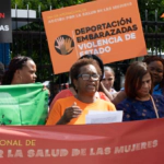 Organizaciones de mujeres exigen cese inmediato de deportaciones de parturientas y reclaman acceso pleno a la salud