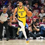 Un triple de Haliburton  le da a los Pacers la victoria sobre los Cavs y una ventaja de 2-0 en la serie