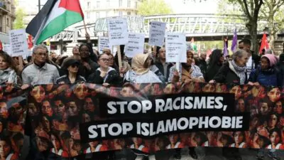 Miles de personas participan en París en una manifestación contra la islamofobia