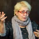 Una periodista rusa logra exiliarse en París con ayuda de una ONG