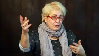 Una periodista rusa logra exiliarse en París con ayuda de la ONG