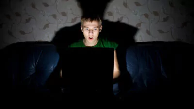 ¿Ves porno porque es normal? En España crean guía para hablar de pornografía con menores