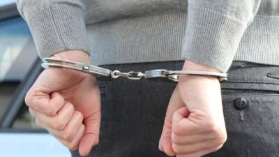 Arresto domiciliario para pareja acusada de estafar a 113 personas por más de US$2 millones