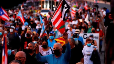 Miles de puertorriqueños protestan contra los recortes, la corrupción y los apagones