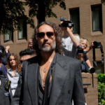 Actor británico Russell Brand se declara «no culpable» de violencia sexual