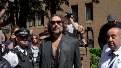 Actor británico Russell Brand se declara «no culpable» de violencia sexual