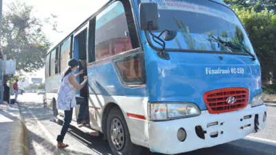 Pasajeros temen no llegar a sus trabajos por falta de transporte público