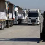 Gazatíes hambrientos saquean 77 camiones cargados de harina en la franja palestina
