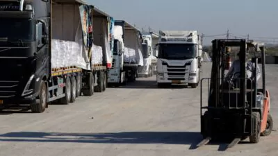 Gazatíes hambrientos saquean 77 camiones cargados de harina en la franja palestina