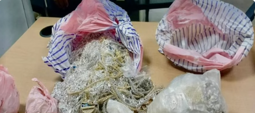 PN halla enterradas prendas robadas de una joyería