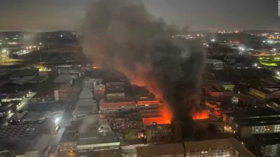 Seis miembros de una familia pierden la vida tras incendio en un barrio de Sudáfrica