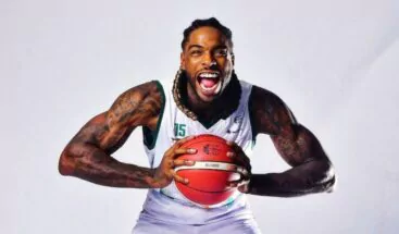 Un joven basquetbolista de 2,31 metros entra en un auto compacto