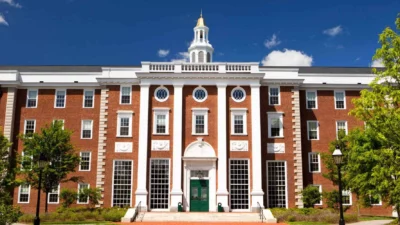 Trump escala la batalla contra Harvard y le prohíbe matricular a estudiantes extranjeros