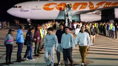 Venezuela recibe 195 migrantes deportados de EEUU en un vuelo desde Honduras