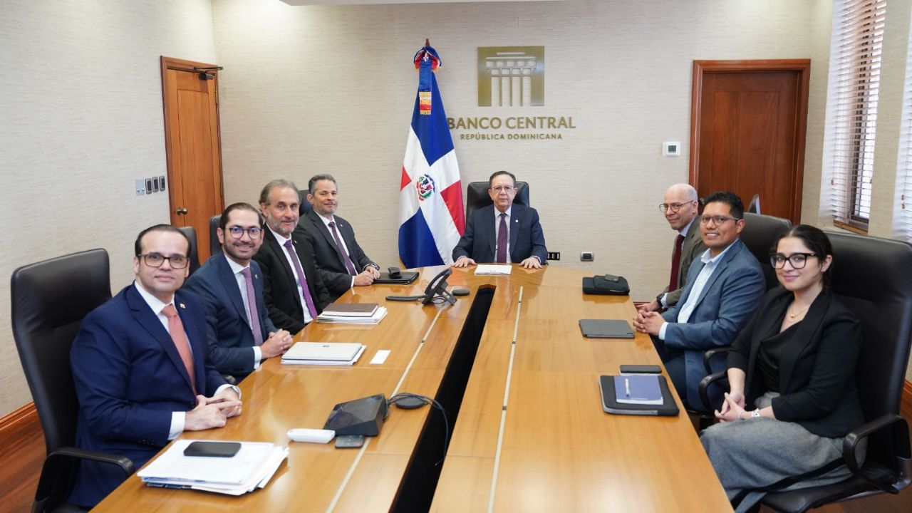 Valdez Albizu se reúne con ejecutivos de Morgan Stanley