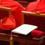 Vaticano aclara que no se necesita invitación para el cónclave tras caso del cardenal Njue