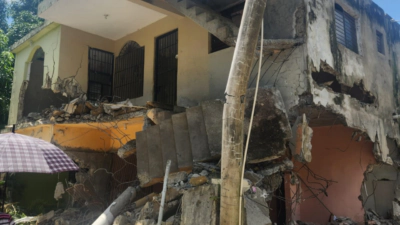 Moradores temen tragedia por casa a punto de caer