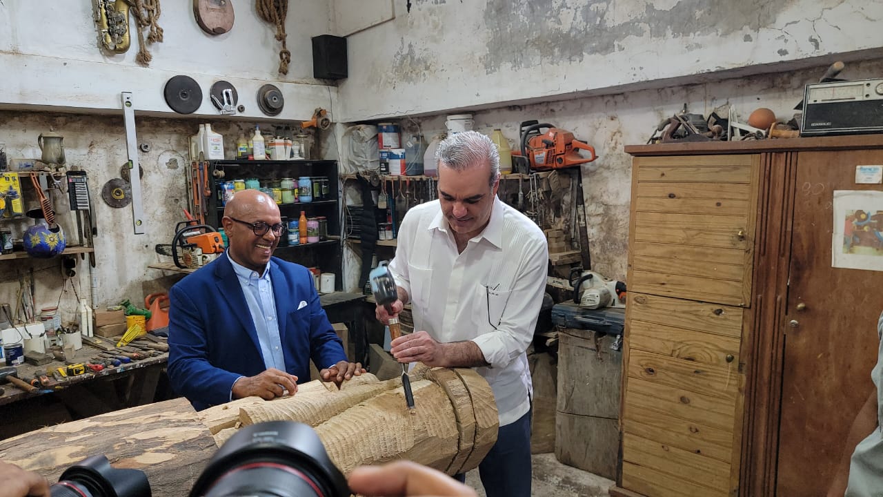 Abinader visita Casa Museo del escultor  Juan Trinidad en Bonao