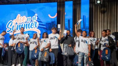 Miles de jóvenes dominicanos reciben pasaportes visados para programa Summer Work and Travel de ACE International