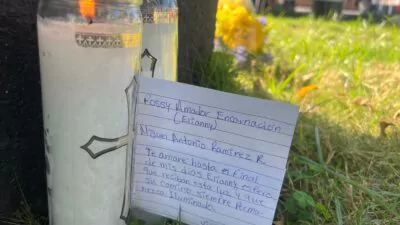 “Te amaré hasta el final de mis días”, mujer deja carta en honor a víctimas en el desplome del Jet Set