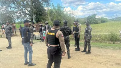 Atacan a tiros a agentes de la DNCD en Baní; ocupan drogas y buscan a “alias Carlitos”