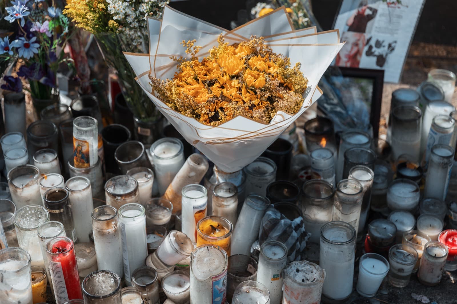 Alcaldía del DN coloca nuevas flores en altar Jet Set a propósito de conmemorarse primer mes de la tragedia