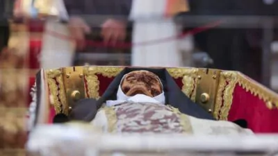 Abren el sepulcro de Santa Teresa de Jesús por primera vez en 111 años