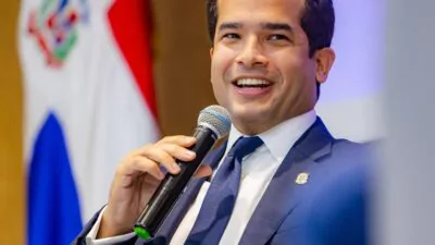 Omar Fernández impulsa reformas judiciales en foro académico en Santiago