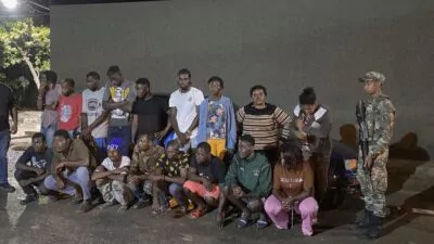 Detienen vehículo con 19 inmigrantes haitianos indocumentados en Mao