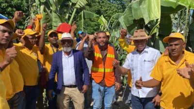 Transportistas protestan sembrando plátanos en la Charles de Gaulle en reclamo por mal estado de la vía