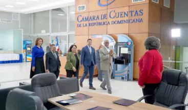 Mujer vestida de enfermera es captada con maletín al salir de la maternidad San Lorenzo de Los Mina