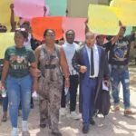 Familiares de joven asesinado en La Romana exigen justicia frente al Palacio de Justicia