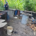 Apresan a una persona y desmantelan fábrica clandestina de ron adulterado en Tamayo, Bahoruco
