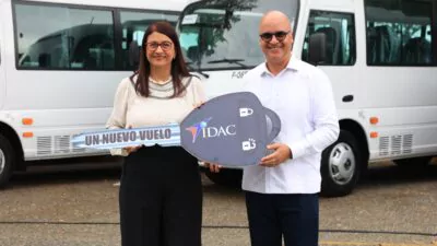 Director general del IDAC entrega autobuses para transporte de los servidores