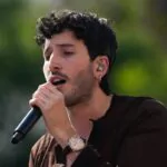 Sebastián Yatra muestra su lado más íntimo en «Milagro», su nuevo álbum